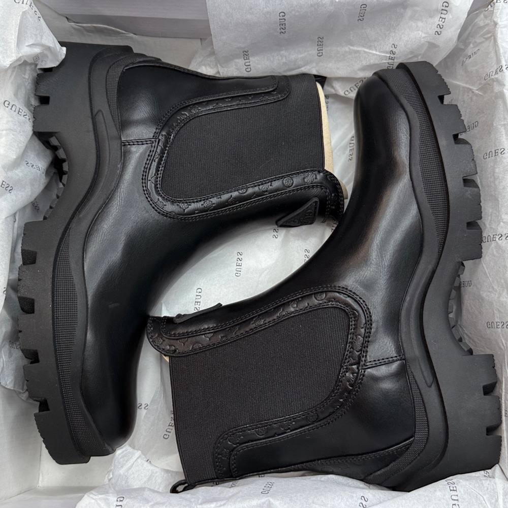 GUESS Women's Yesses Triple Triangle Lug Sole Gore Chelsea Boots- Size 9.5 - Picture 3 of 8